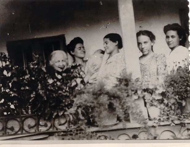 Magda cu surorile și fetița în cerdacul casei din Popa Nan